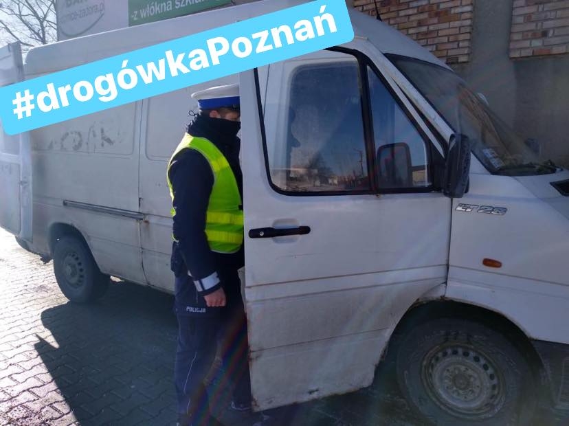 Przewoził dodatkowego pasażera na… drewnianym krześle! To nie jedyne wykroczenie kierowcy