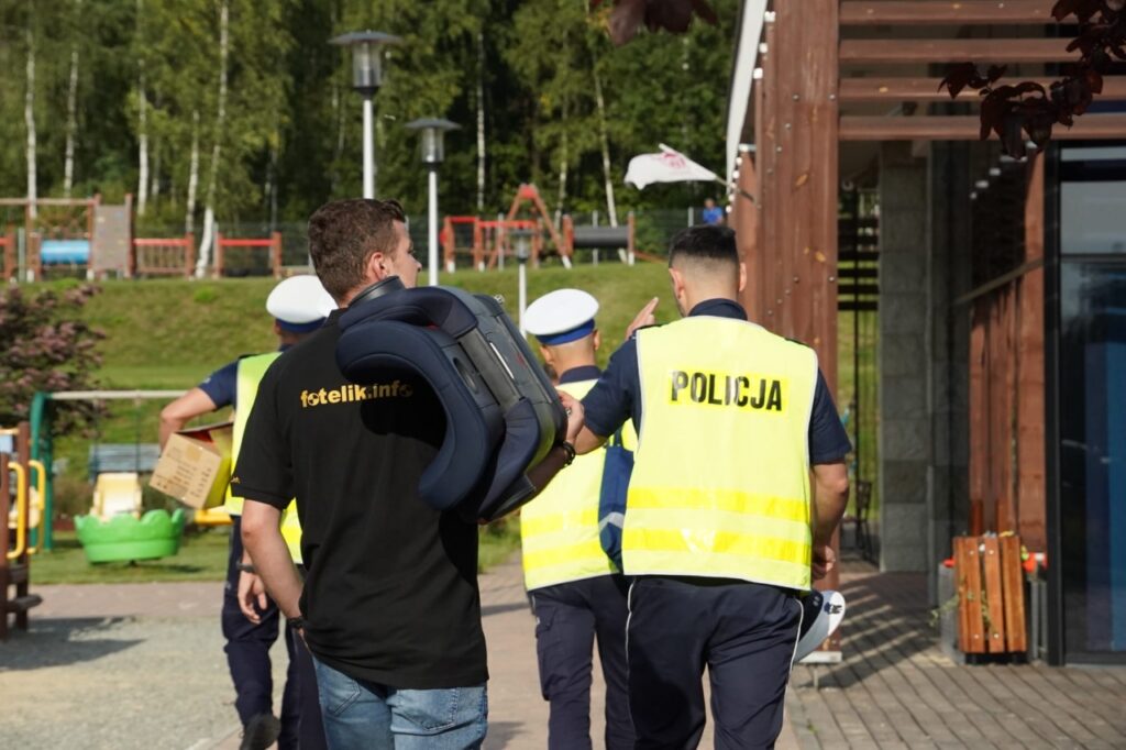 Zdjęcie przedstawia Patrol fotelik.info i śląskiej policji pod przedszkolem w Mikołowie! Zobacz zdjęcia!