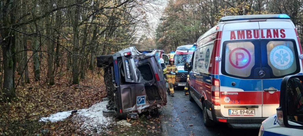 Zdjęcie przedstawia Wypadek busa jadącego do szkoły. W środku – pięcioro dzieci