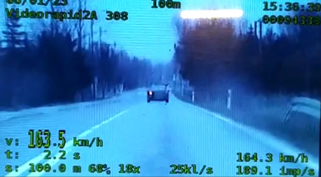 Zdjęcie przedstawia 163 km/h w terenie zabudowanym! Brawurowa jazda groźna nie tylko dla kierowcy