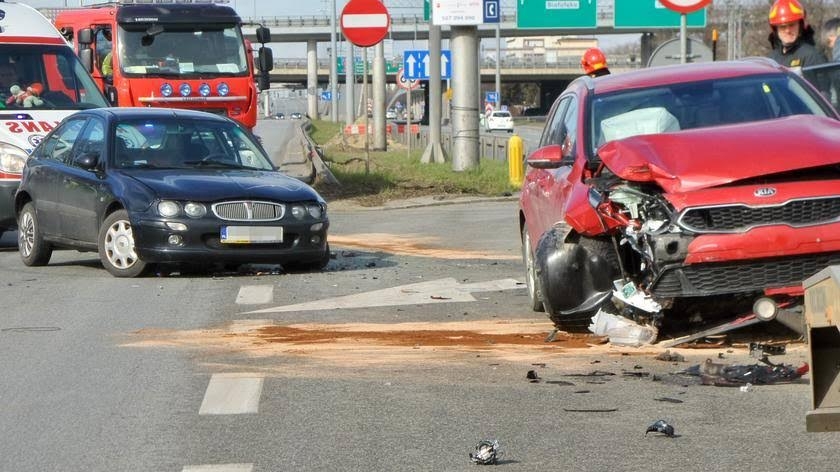 Zdjęcie przedstawia Wypadek na warszawskiej Pradze. Dzieci w fotelikach bez obrażeń!