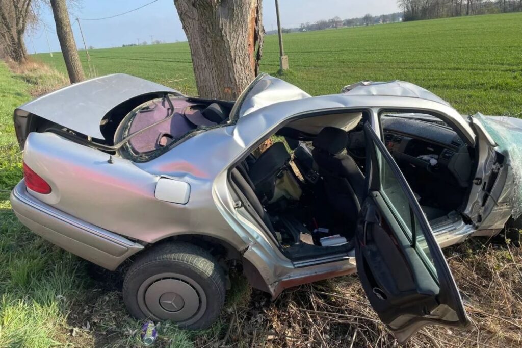 Zdjęcie przedstawia Wypadek pod Korfantowem. Nie żyje kobieta i dziecko. W aucie była jeszcze trójka nastolatków