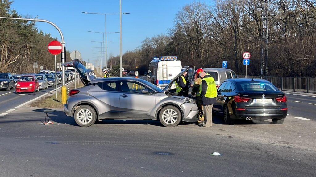 Zdjęcie przedstawia Kierowca nie żyje. Podczas jazdy zadławił się bananem i spowodował wypadek