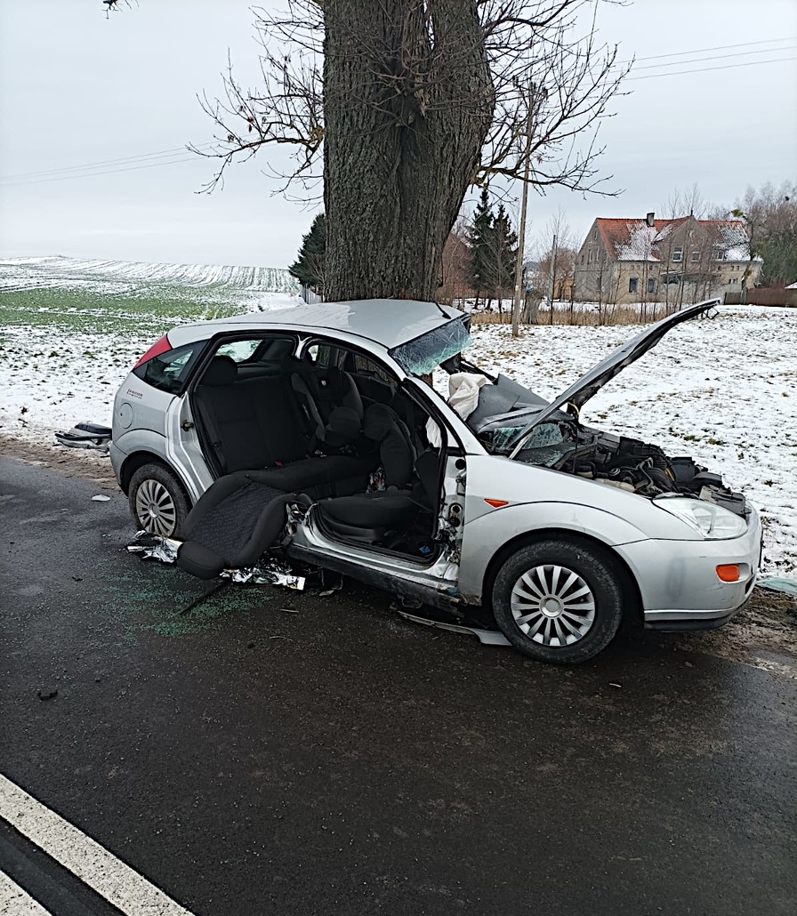 Zdjęcie przedstawia Dwulatka wypadła z auta przez okno wskutek zderzenia. Szokujące nagranie ku przestrodze