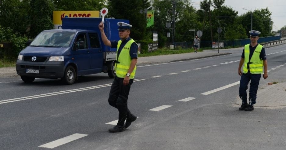 Zdjęcie przedstawia Ponad TRZY PROMILE alkoholu u kierowcy, który wiózł pięciolatkę bez fotelika i pasów