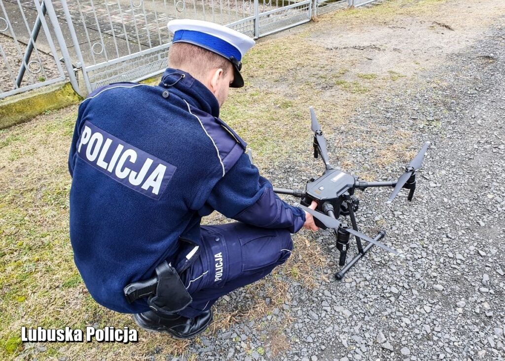 Zdjęcie przedstawia Kierowcy, miejcie się na baczności! Polska policja minimalizuje zagrożenia za pomocą dronów