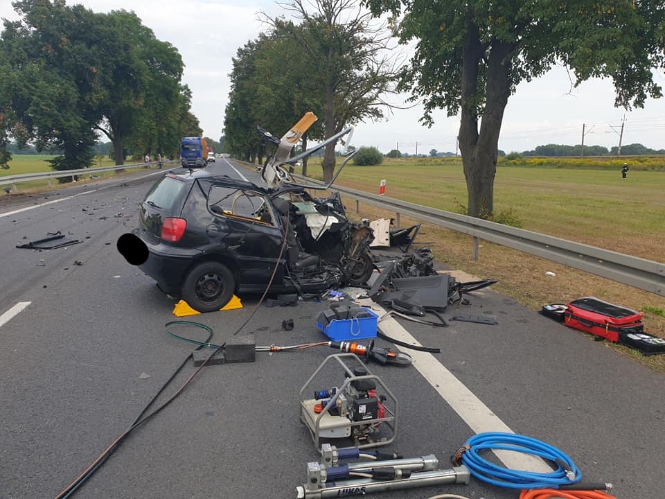 Zdjęcie przedstawia Wypadek w okolicach Świebodzina. Zginęła kobieta i dwoje dzieci