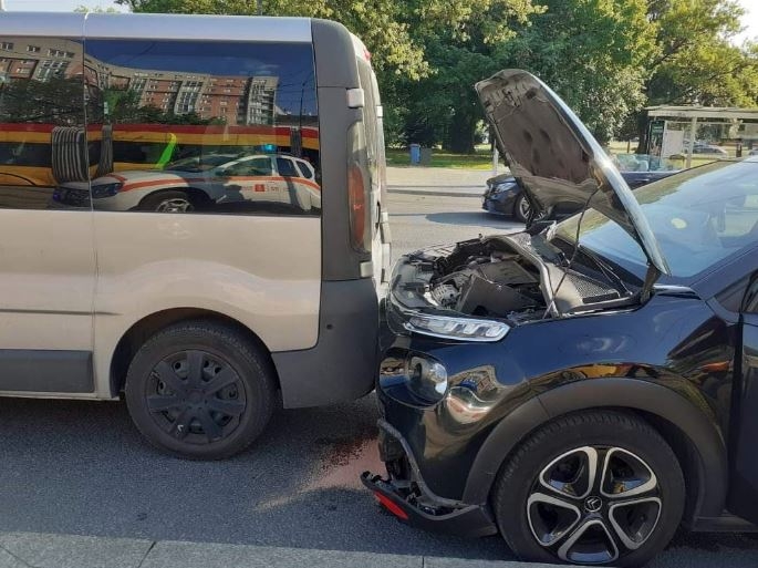 Zdjęcie przedstawia Niespodziewany strzał w tył auta. Przykre skutki małej kolizji na światłach