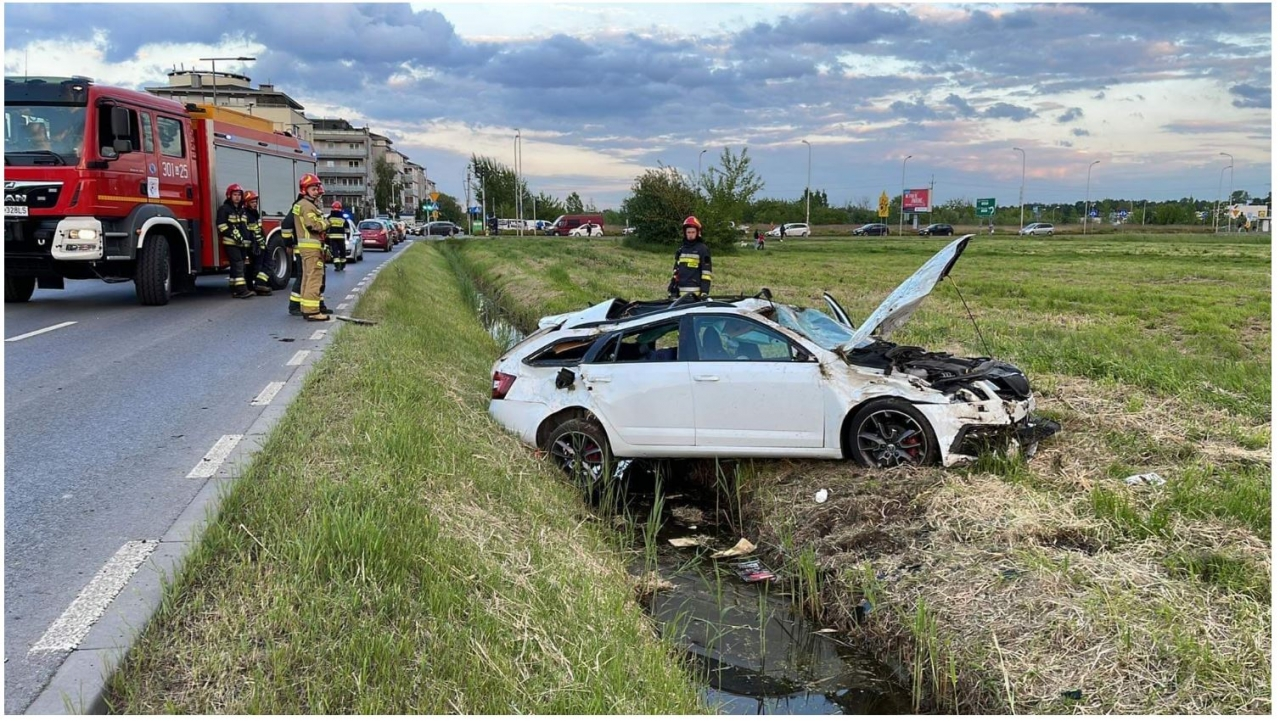 Zdjęcie przedstawia Pijany kierowca koziołkował i wpadł do rowu. W aucie wiózł dwuletnie dziecko!