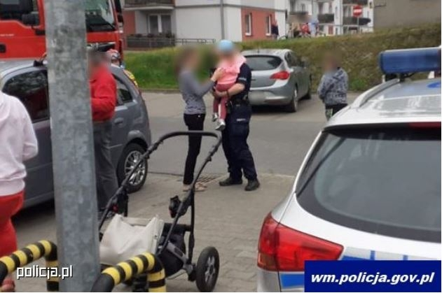 Zdjęcie przedstawia Koszmar na parkingu. Niemowlę zatrzaśnięte w samochodzie. Interweniowały służby bezpieczeństwa