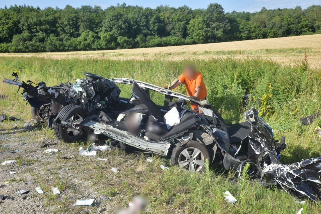 Zdjęcie przedstawia Wypadek na Węgrzech z udziałem polskiej rodziny. Zginęła 38-letnia kobieta, a dzieci są w szpitalu