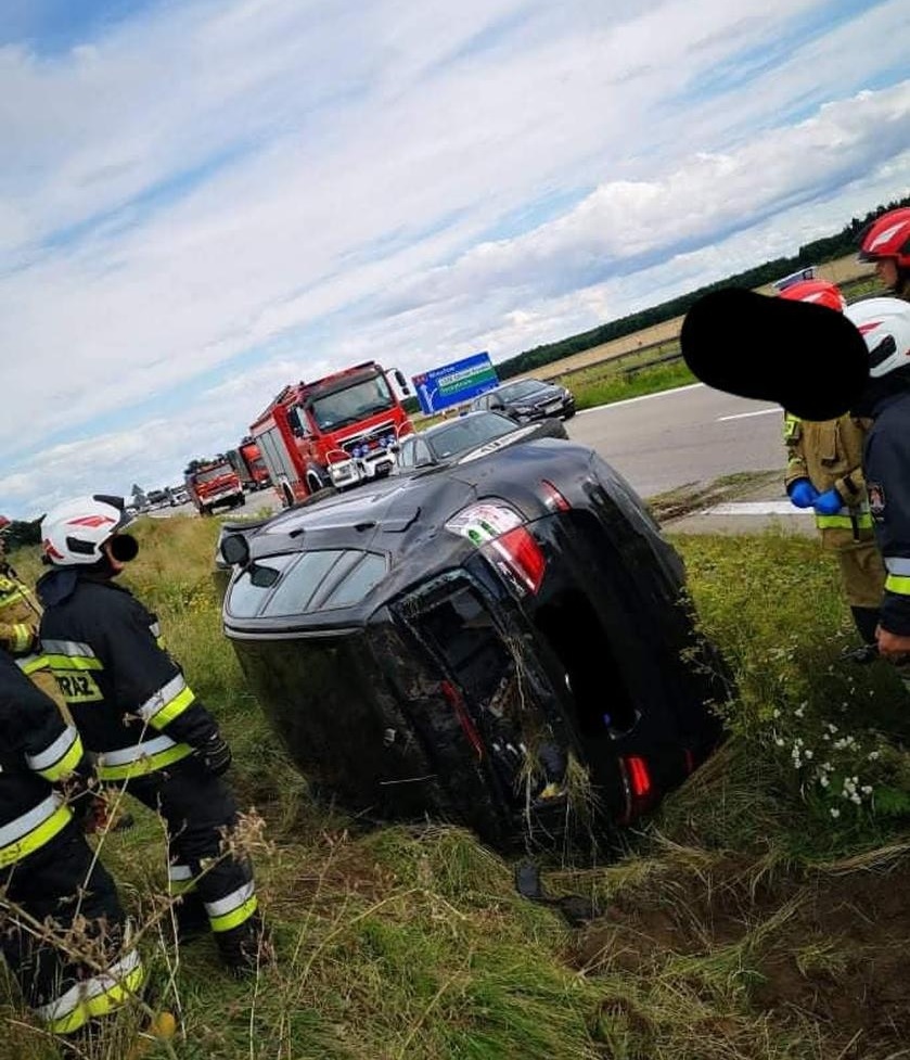 Zdjęcie przedstawia Kierowca bmw dachował przez psa wybudzonego z narkozy?