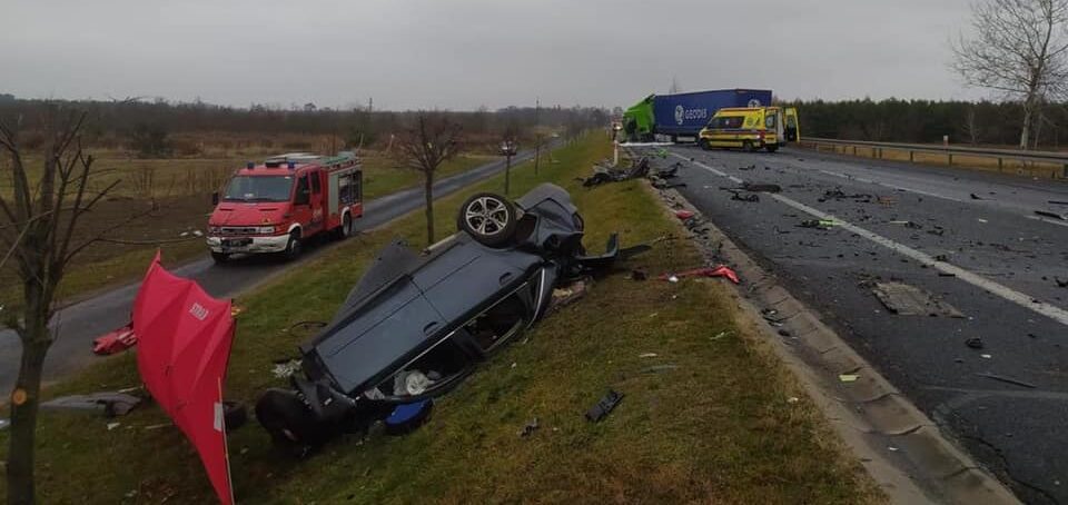 Zdjęcie przedstawia Wypadek na DK19. Nie żyje kobieta podróżująca z dzieckiem