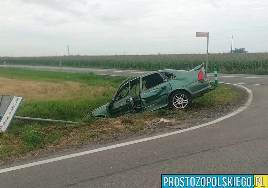 Zdjęcie przedstawia Zderzenie osobówki z TIR-em. W samochodzie dobrze dobrane foteliki i poprawnie zapięte pasy!