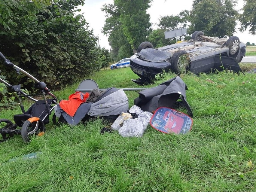 Zdjęcie przedstawia Zderzenie ciężarówki z osobówką. Auto dachowało z 3-miesięcznym niemowlęciem w środku!