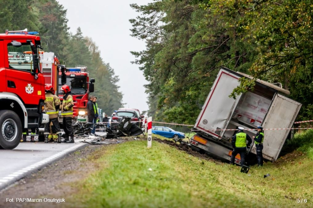 Zdjęcie przedstawia Tragiczny wypadek pod Tatarowcami na Podlasiu. Nie żyje troje dzieci i mężczyzna