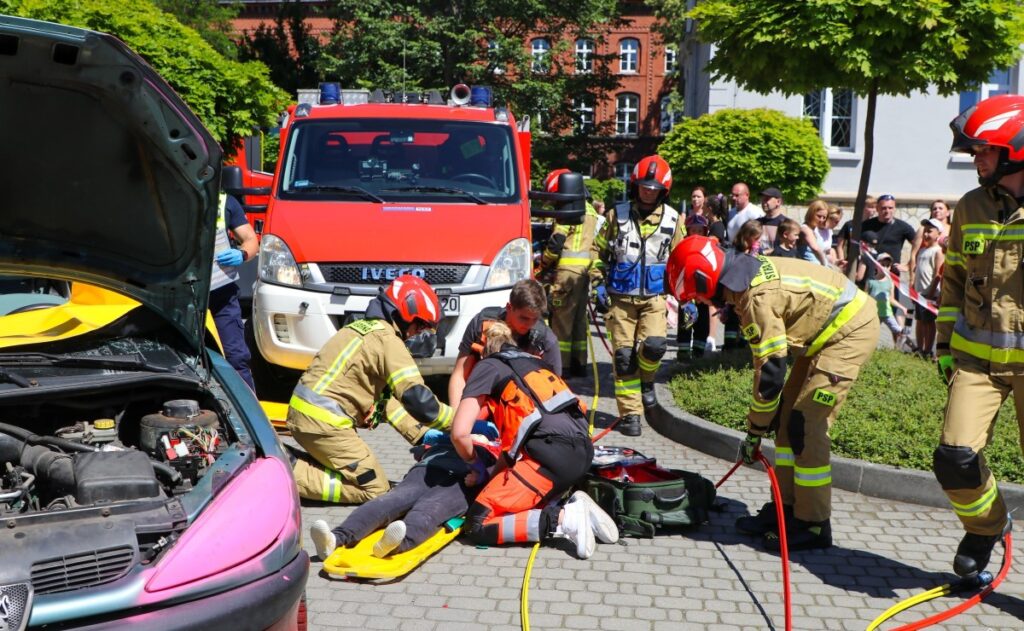 Zdjęcie przedstawia Bezpieczny Powiat – edukacja, zabawa i symulator zderzeń! Zapraszamy na piknik rodzinny w Pszczynie!