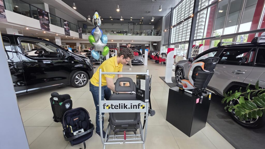 Zdjęcie przedstawia Technicy fotelik.info.pl na Tygodniu Bezpiecznych podróży z Toyotą Chodzeń!