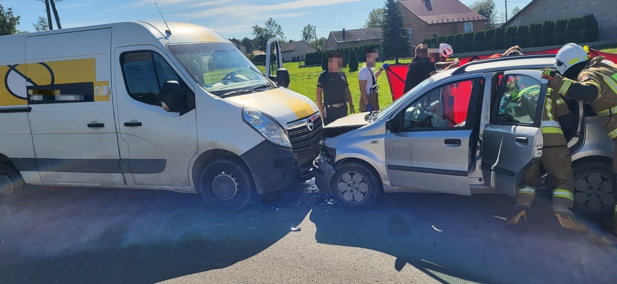 Zdjęcie przedstawia To było “tylko kilkaset metrów”. Nie żyje czterolatka, jadąca bez fotelika i pasów na przednim siedzeniu.