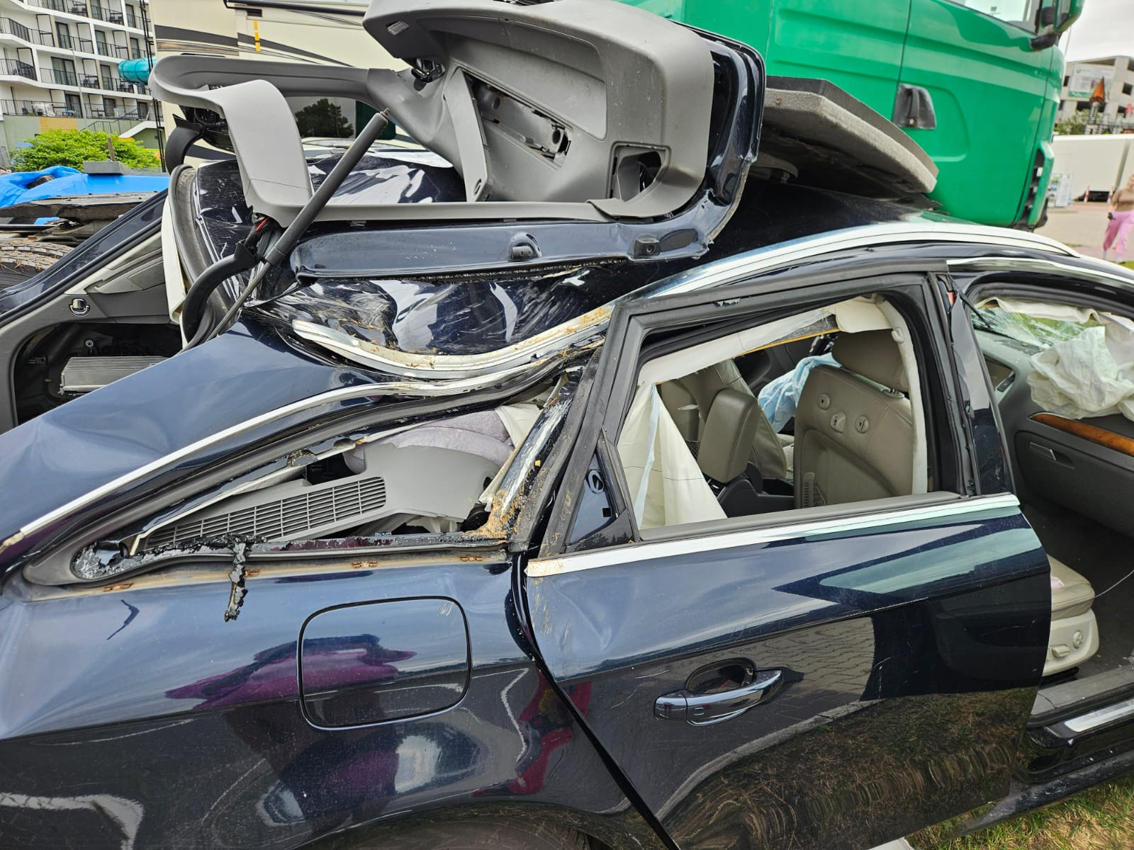 Zdjęcie przedstawia Skarpa, zderzenie z drzewami i dachowanie. Dziecku w foteliku marki CYBEX nic się nie stało!