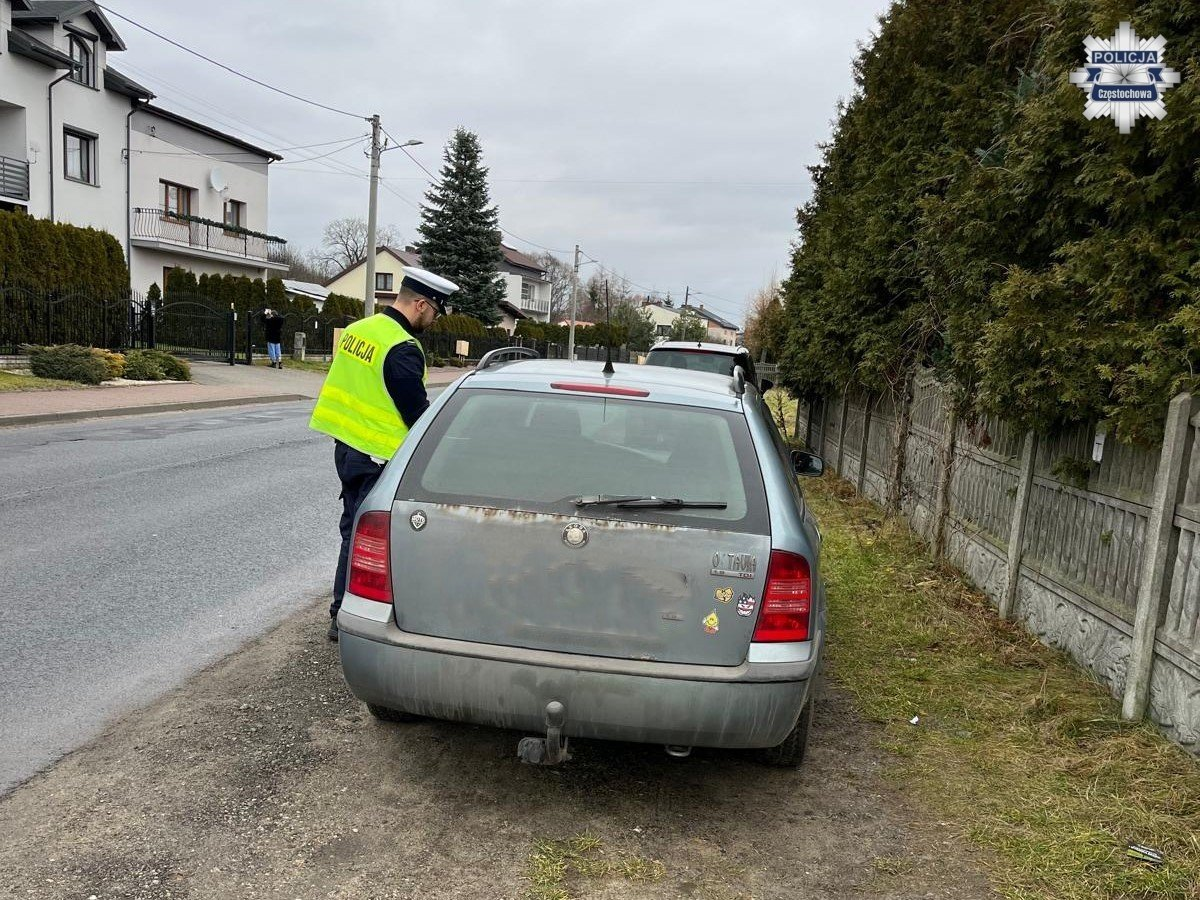 Zdjęcie przedstawia Pijana matka wiozła trójkę dzieci do szkoły