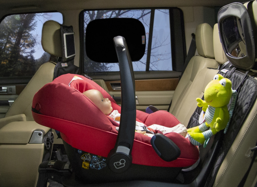 Zdjęcie przedstawia Mata pod fotelik – mały dodatek, duże znaczenie dla bezpieczeństwa i komfortu