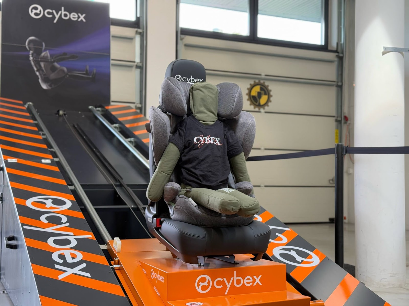 Zdjęcie przedstawia Bezpieczne ferie z marką Cybex – sprawdź, co naprawdę dzieje się z fotelikiem podczas zderzenia 🚗💥