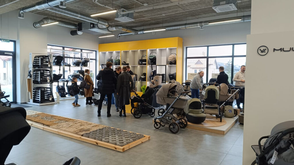 Zdjęcie przedstawia Targi Fotelikowo-wózkowe w Katowicach. Tłumy rodziców w drodze po bezpieczeństwo swoich dzieci.