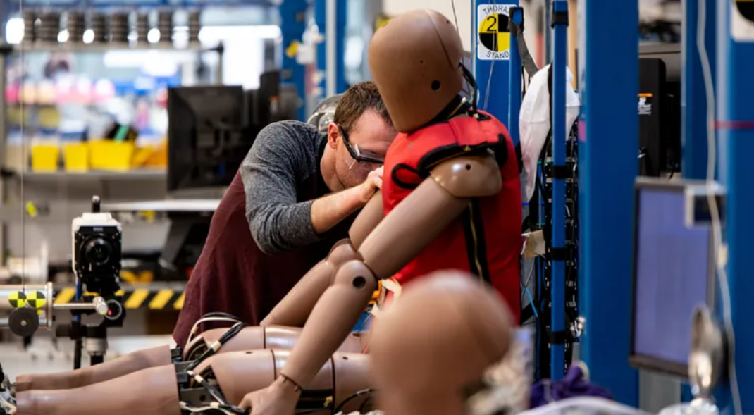 Zdjęcie przedstawia Kobiecy manekin zderzeniowy – rewolucja w testach bezpieczeństwa samochodów!