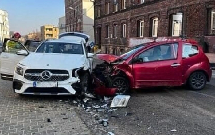 Zdjęcie przedstawia Pijana matka spowodowała wypadek w Chorzowie. W aucie podróżowało 4-letnie dziecko