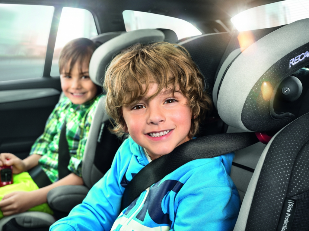 Zdjęcie przedstawia Czy wiesz, że prawidłowe ułożenie pasa biodrowego w foteliku 15–36 kg ratuje zdrowie i życie dziecka?