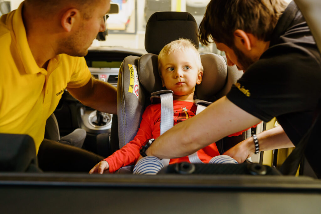 Zdjęcie przedstawia Poskręcane pasy w foteliku samochodowym to nie tylko estetyka. Sprawdź, czym mogą grozić w trakcie wypadku!