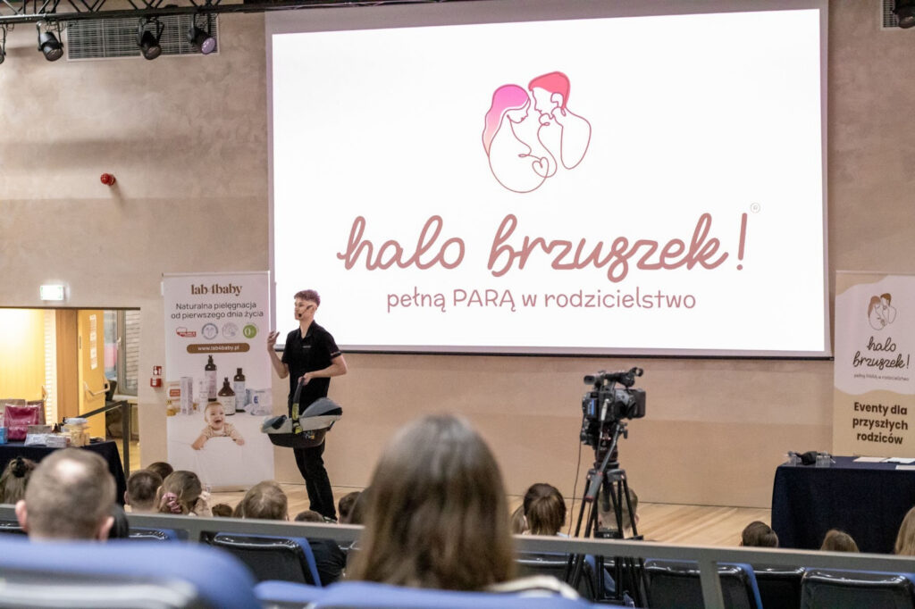 Zdjęcie przedstawia Tłumy na „Halo Brzuszek” w Warszawie– wspólnie porozmawialiśmy o bezpieczeństwie najmłodszych