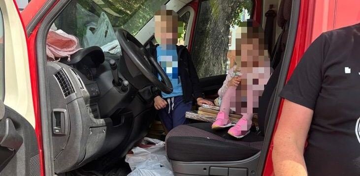 Zdjęcie przedstawia Dziecko na deskach zamiast w foteliku. O włos od tragedii!