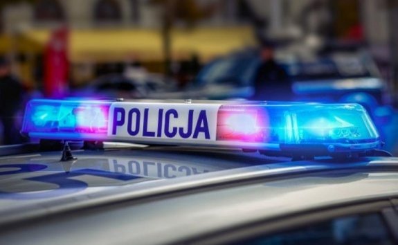 Zdjęcie przedstawia Tragedia w&nbsp;Szkodnej. 9-latka wypadła z&nbsp;samochodu. Dziecko nie&nbsp;miało fotelika ani zapiętych pasów!
